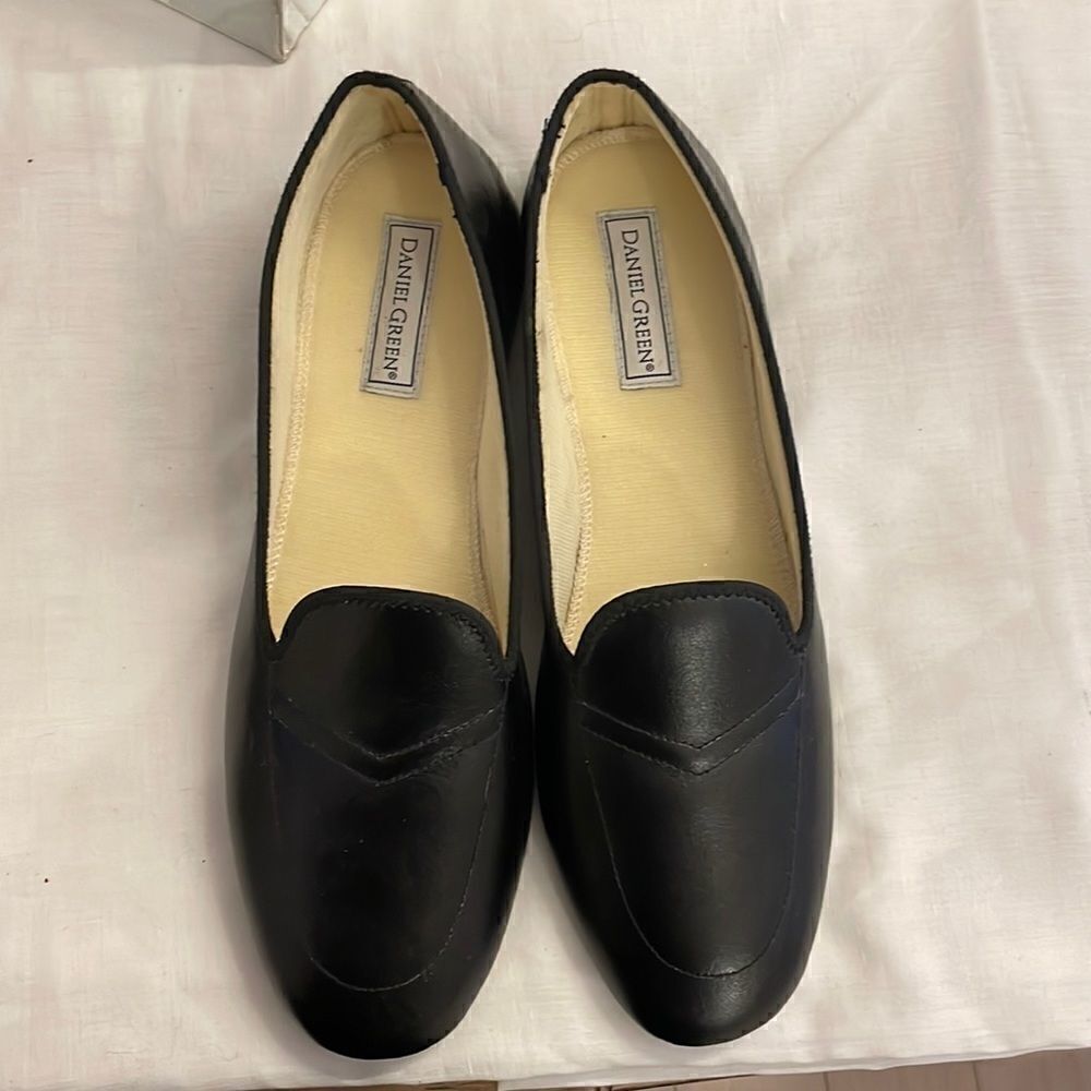 DANIEL GREEN BLACK LEATHER HOUSE SLIPPERS.  NEW